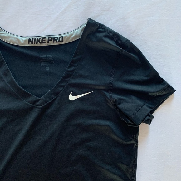 Lightly worn - Medium Nike Pro Fitted T-Shirt - Picture 2 of 4